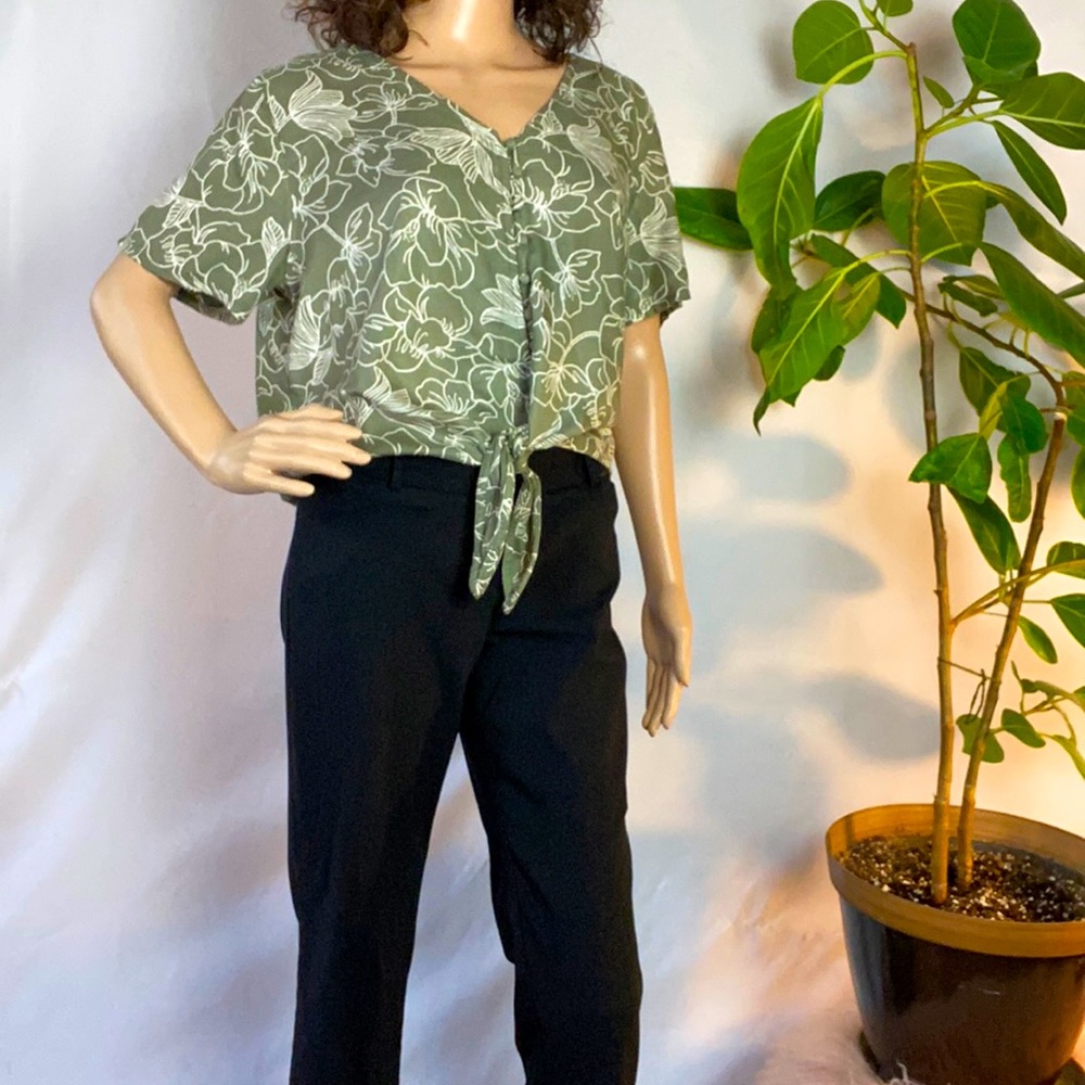 DIp Front crop tie Green Floral top size M